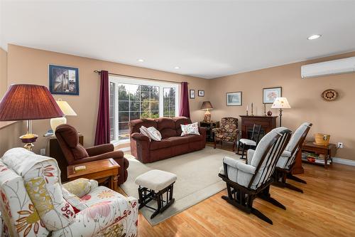 3900 Haskins Road, Creston, BC - Indoor Photo Showing Living Room
