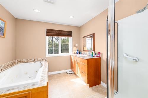 3900 Haskins Road, Creston, BC - Indoor Photo Showing Bathroom