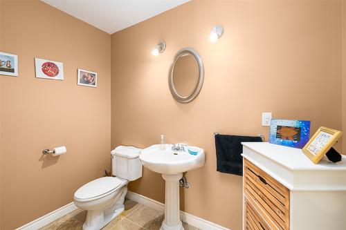3900 Haskins Road, Creston, BC - Indoor Photo Showing Bathroom