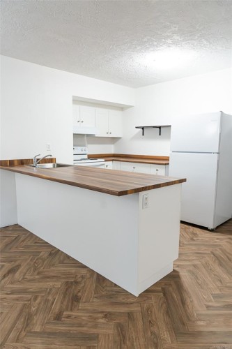 112-1975 Lee Ave, Victoria, BC - Indoor Photo Showing Kitchen