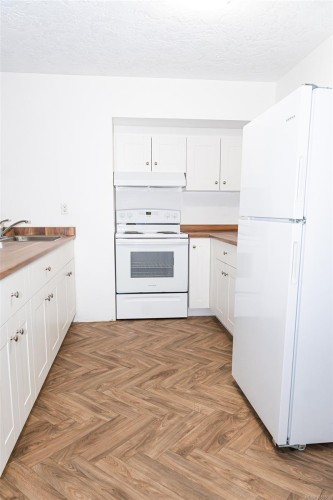 112-1975 Lee Ave, Victoria, BC - Indoor Photo Showing Kitchen