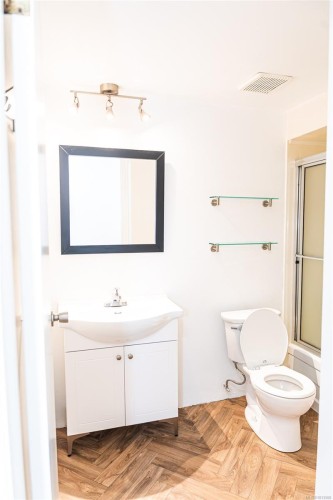 112-1975 Lee Ave, Victoria, BC - Indoor Photo Showing Bathroom
