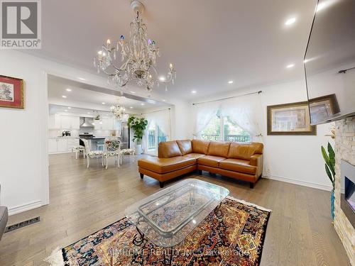 342 Savage Road, Newmarket, ON - Indoor Photo Showing Living Room