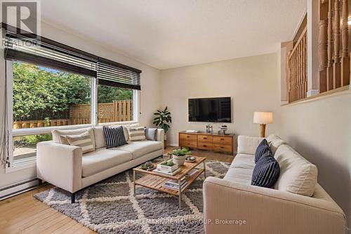 120 Royalton Private, Ottawa, ON - Indoor Photo Showing Living Room