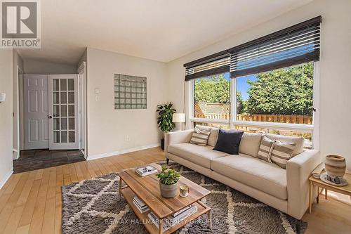 120 Royalton Private, Ottawa, ON - Indoor Photo Showing Living Room
