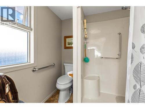 2804 25 Street, Vernon, BC - Indoor Photo Showing Bathroom
