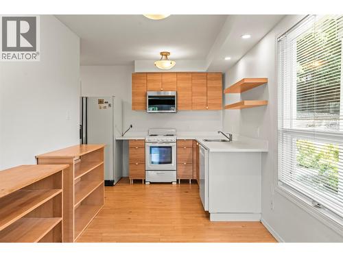 2804 25 Street, Vernon, BC - Indoor Photo Showing Kitchen