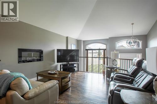 64 Valencia Drive, Chatham, ON - Indoor Photo Showing Living Room