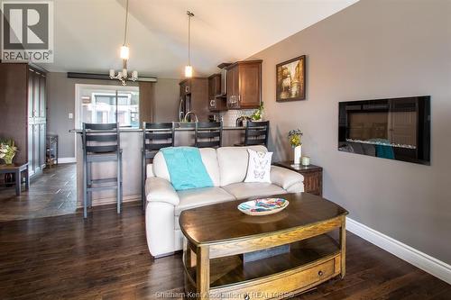 64 Valencia Drive, Chatham, ON - Indoor Photo Showing Living Room