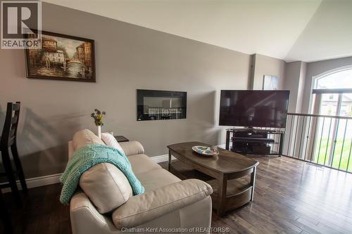 64 Valencia Drive, Chatham, ON - Indoor Photo Showing Living Room