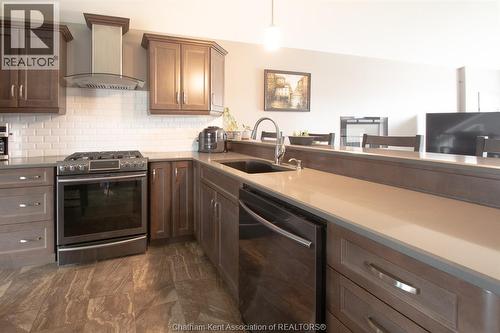 64 Valencia Drive, Chatham, ON - Indoor Photo Showing Kitchen With Stainless Steel Kitchen With Upgraded Kitchen