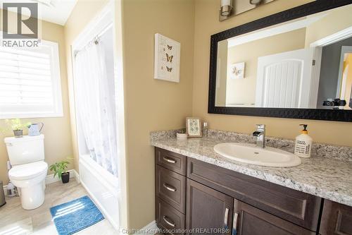64 Valencia Drive, Chatham, ON - Indoor Photo Showing Bathroom