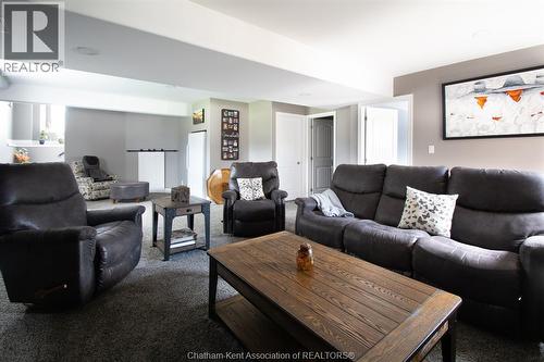 64 Valencia Drive, Chatham, ON - Indoor Photo Showing Living Room