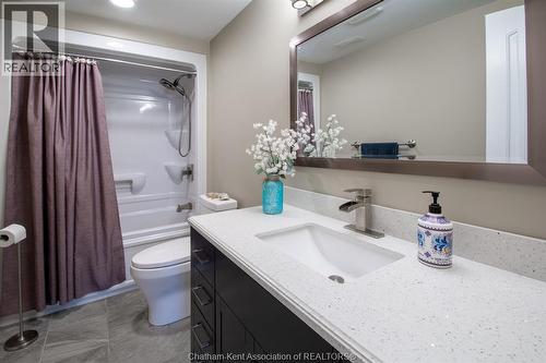 64 Valencia Drive, Chatham, ON - Indoor Photo Showing Bathroom