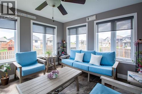 64 Valencia Drive, Chatham, ON - Indoor Photo Showing Living Room