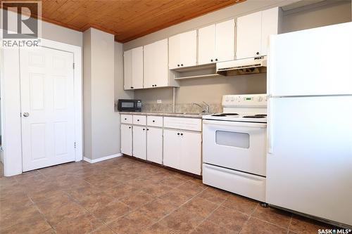 4530 Dewdney Avenue, Regina, SK - Indoor Photo Showing Kitchen