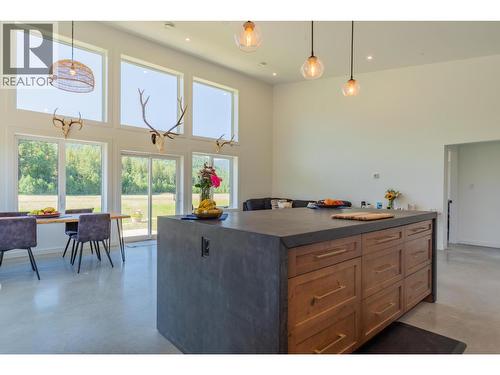 2335 Pass Creek Road, Castlegar, BC - Indoor