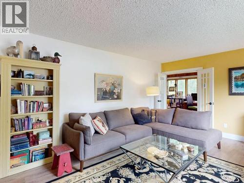 7889 Highway 101, Powell River, BC - Indoor Photo Showing Living Room