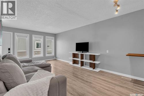 7320 Dalgliesh Drive, Regina, SK - Indoor Photo Showing Living Room