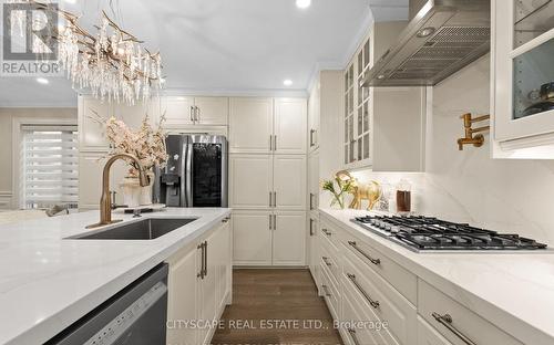 1270 Saginaw Crescent, Mississauga, ON - Indoor Photo Showing Kitchen With Upgraded Kitchen