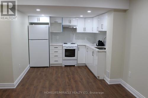 B - 323 Falling Green Crescent, Kitchener, ON - Indoor Photo Showing Kitchen