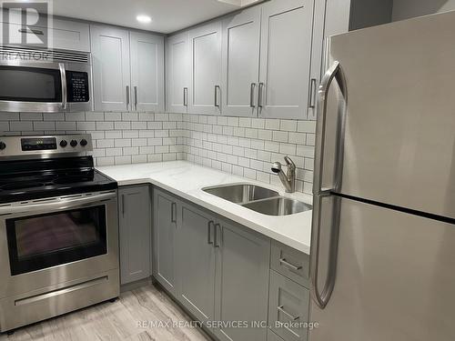 34 Ebury (Lower) Drive, Brampton, ON - Indoor Photo Showing Kitchen With Stainless Steel Kitchen With Double Sink With Upgraded Kitchen