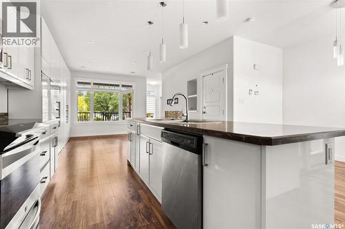 2875 Garnet Street, Regina, SK - Indoor Photo Showing Kitchen With Upgraded Kitchen