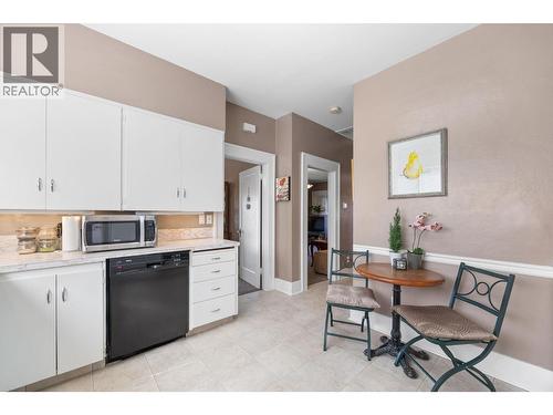 1830 Riverside Avenue, Kelowna, BC - Indoor Photo Showing Kitchen