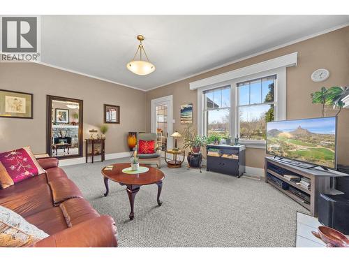 1830 Riverside Avenue, Kelowna, BC - Indoor Photo Showing Living Room