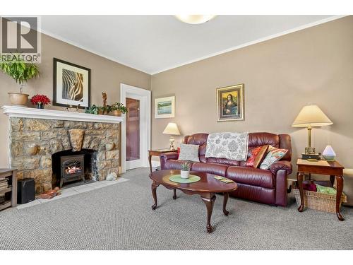 1830 Riverside Avenue, Kelowna, BC - Indoor Photo Showing Living Room With Fireplace