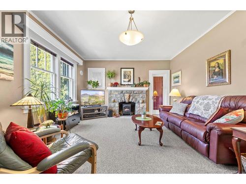 1830 Riverside Avenue, Kelowna, BC - Indoor Photo Showing Living Room With Fireplace