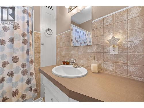 1830 Riverside Avenue, Kelowna, BC - Indoor Photo Showing Bathroom