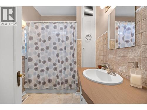 1830 Riverside Avenue, Kelowna, BC - Indoor Photo Showing Bathroom
