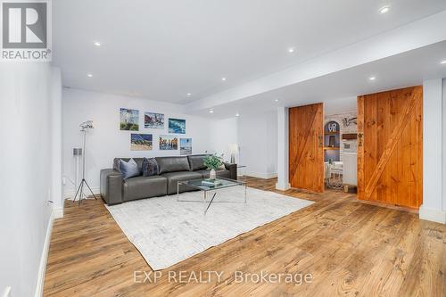 951 Gorton Avenue, Burlington, ON - Indoor Photo Showing Living Room