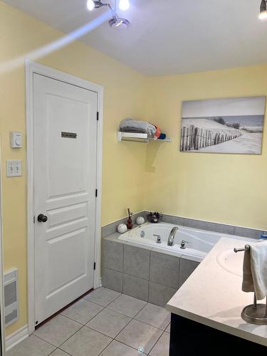 Salle de bains - 8-8750 Crois. Du Louvre, Brossard, QC - Indoor Photo Showing Bathroom