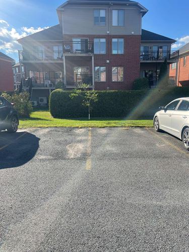 Stationnement - 8-8750 Crois. Du Louvre, Brossard, QC - Outdoor