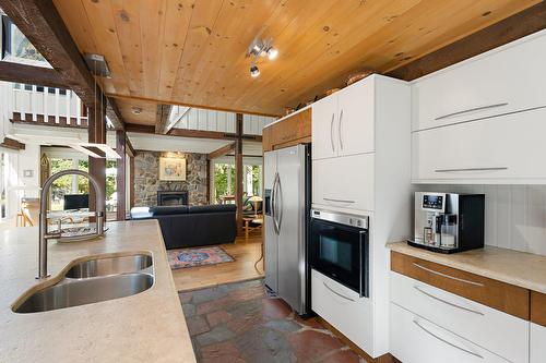 Cuisine - 20 Rue Grove, Lac-Brome, QC - Indoor Photo Showing Kitchen With Fireplace With Double Sink