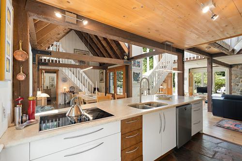 Cuisine - 20 Rue Grove, Lac-Brome, QC - Indoor Photo Showing Kitchen With Double Sink