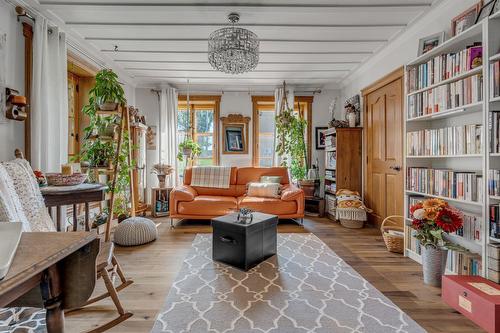 Salon - 5101 Rue St-Georges, Lévis (Desjardins), QC - Indoor