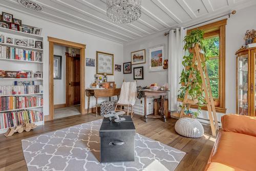 Salon - 5101 Rue St-Georges, Lévis (Desjardins), QC - Indoor