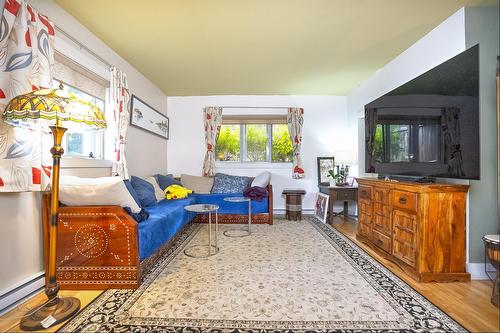 Salon - 1-3860 Rue St-Zotique E., Montréal (Rosemont/La Petite-Patrie), QC - Indoor