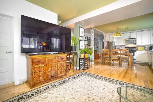 Salon - 1-3860 Rue St-Zotique E., Montréal (Rosemont/La Petite-Patrie), QC - Indoor