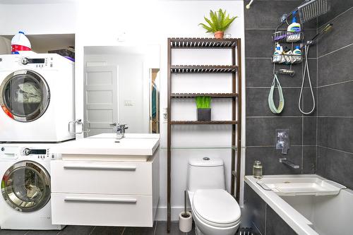 Salle de bains - 1-3860 Rue St-Zotique E., Montréal (Rosemont/La Petite-Patrie), QC - Indoor Photo Showing Laundry Room