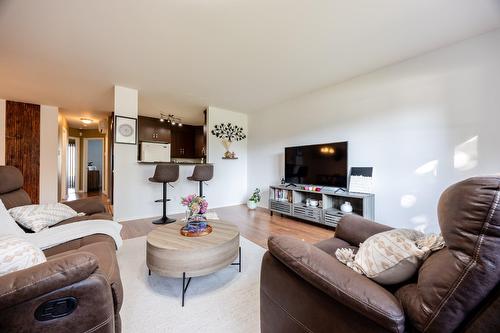 Living room - 1-5970 Rue Chevalier, Brossard, QC - Indoor Photo Showing Living Room