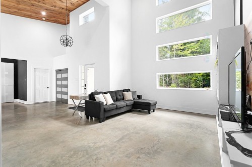 Salon - 132 Route 303, Otter Lake, QC - Indoor
