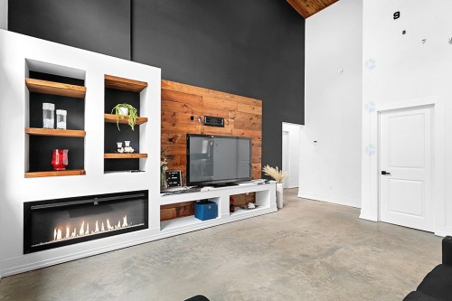 Salon - 132 Route 303, Otter Lake, QC - Indoor With Fireplace
