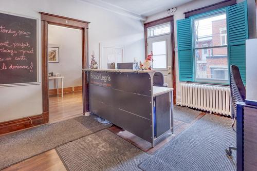 Hall - 8329 Rue St-Denis, Montréal (Villeray/Saint-Michel/Parc-Extension), QC 