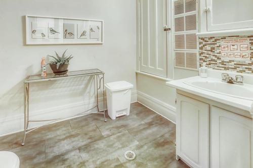 Bathroom - 8329 Rue St-Denis, Montréal (Villeray/Saint-Michel/Parc-Extension), QC 