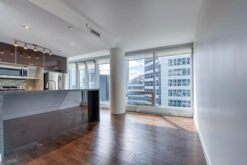 Salon - 1707-495 Av. Viger O., Montréal (Ville-Marie), QC - Indoor Photo Showing Kitchen With Upgraded Kitchen