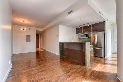 Coin-repas - 1707-495 Av. Viger O., Montréal (Ville-Marie), QC - Indoor Photo Showing Kitchen